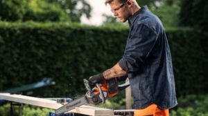 Husqvarna Акумулаторен верижен трион 215i за прецизно рязане