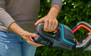 Акумулаторна ножица за жив плет GARDENA ComfortCut 18V P4A комплект с батерия 2.0Ah и зарядно AL 18 V.
