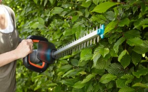 Акумулаторна ножица за жив плет GARDENA ComfortCut 18V P4A комплект с батерия 2.0Ah и зарядно AL 18 V.