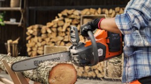 Husqvarna Акумулаторен верижен трион 230i комплект с батерия 4 Ah и зарядно